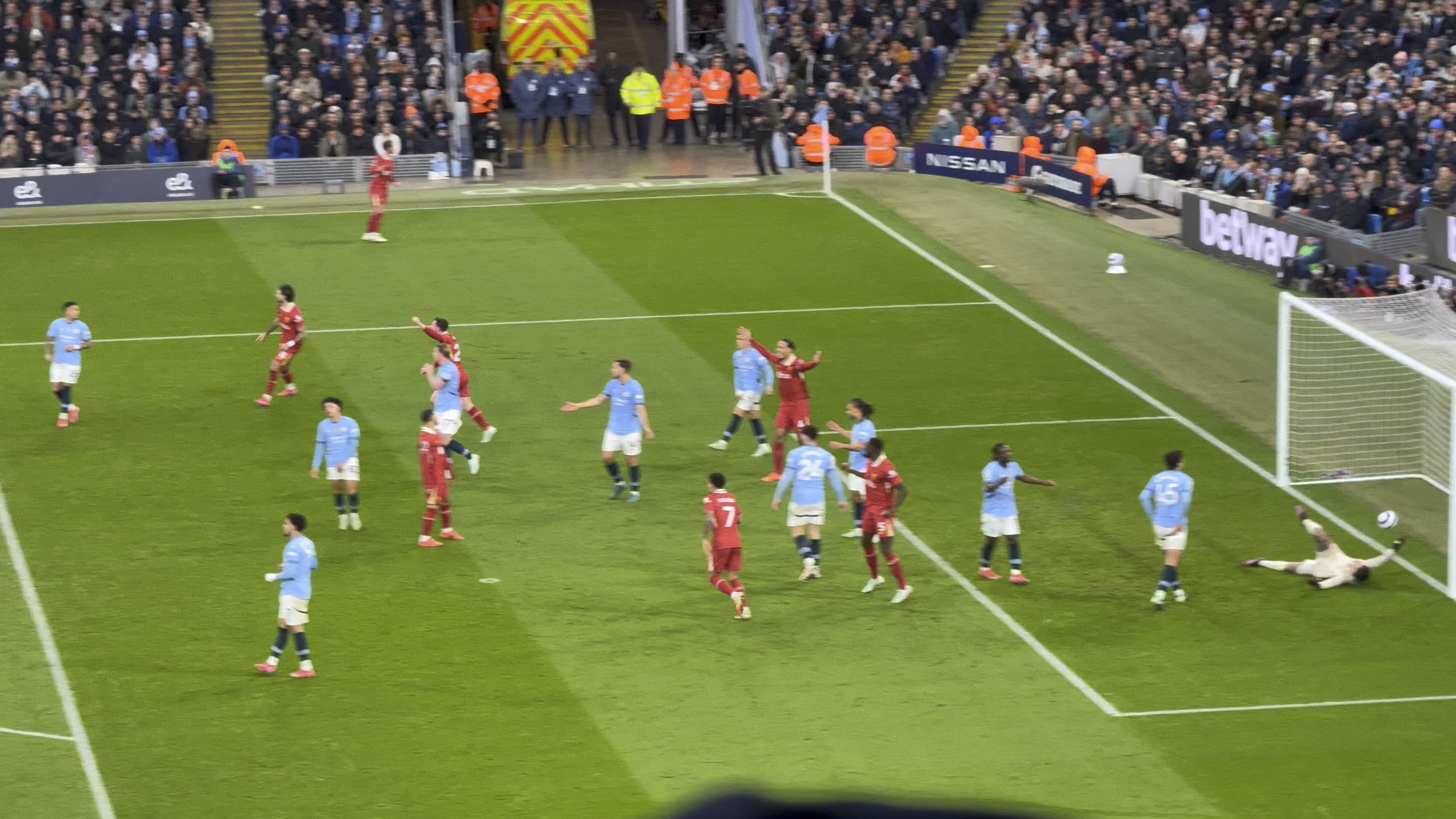 关于重返赛场引发热议!,萨拉赫在切尔西比赛中战术调整观众掌声雷动的信息